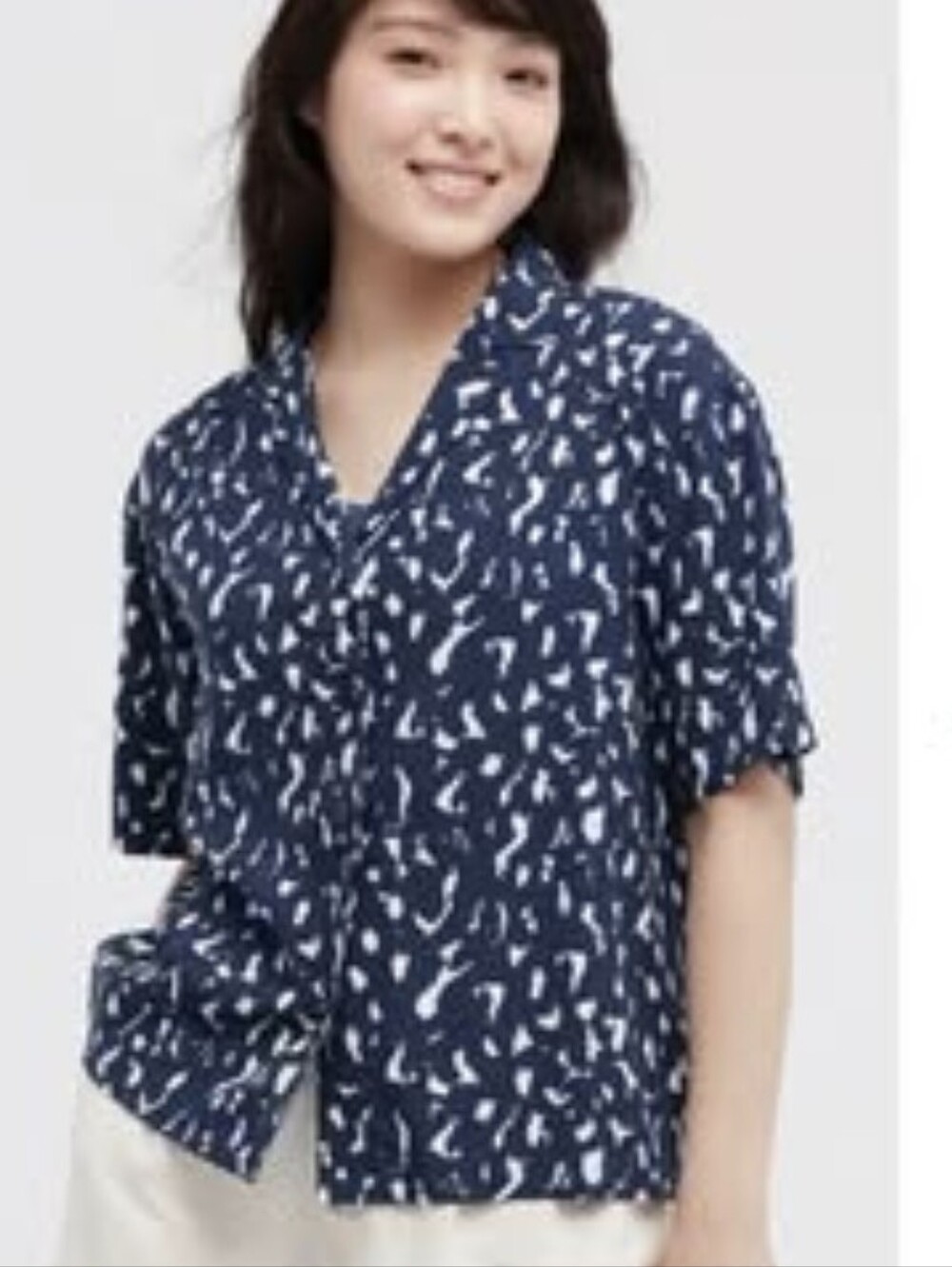 Uniqlo x Cassie Byrnes 100% Rayon Flowy Navy & Cream Resort Shirt (Size L)